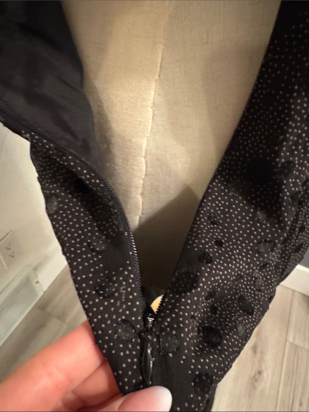BCBG MaxAzria NEW. Black Polka Dot V-Neck Midi Dress. Size 6 - Picture 5 of 7